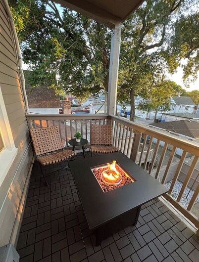 Stylish 3BR + Free Parking 15-20mins from Downtown