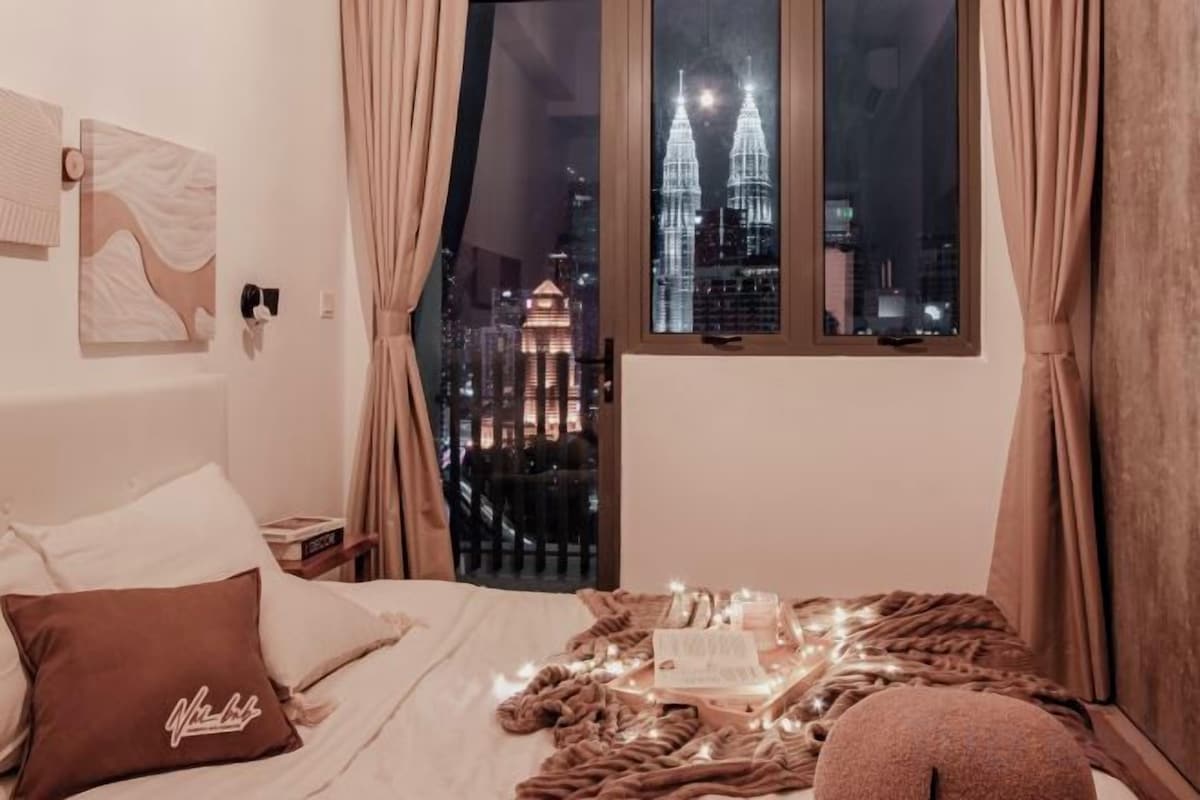 Laptop workspace, iron/ironing board, free WiFi, bed sheets