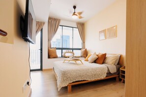 Loft Deluxe, 2 chambres, balcon, vue sur la ville | Espace de travail pour ordinateurs portables, fer et planche à repasser