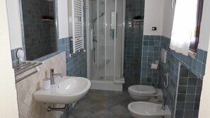 Chambre, 1 chambre, fumeur, terrasse | Commodités de la salle de bain