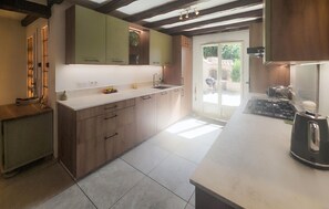 Fridge, oven, stovetop, dishwasher - Amazing home in Assignan (Assignan)