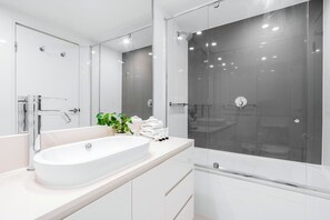 Appartement, 2 slaapkamers, niet-roken, uitzicht op zee | Badkamer | Een haardroger, handdoeken, toiletpapier