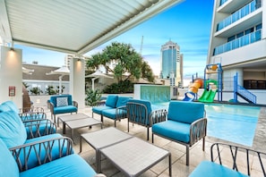 Una piscina techada, una piscina al aire libre