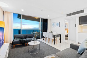 Living area -  H Residences Self Contained – WOWSTAY (Surfers Paradise)