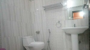 A bathroom with a toilet, a shower, and a sink. - Hotel Regal Heritage Jaisalmer (Jaisalmer)