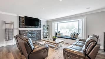 智能电视、壁炉、书