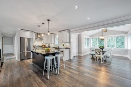 Fridge, microwave, oven, stovetop. Cozy home in Brookswood