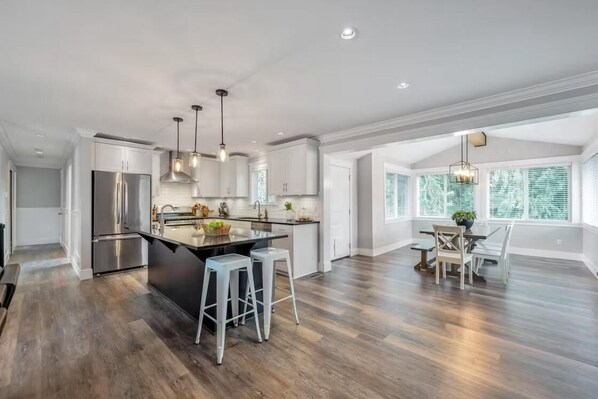 Réfrigérateur, micro-ondes, four, plaque de cuisson