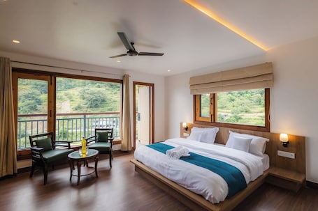 Premium Room | Laptop workspace, iron/ironing board, free WiFi