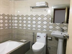 Douche, chaussons, serviettes fournies, savon