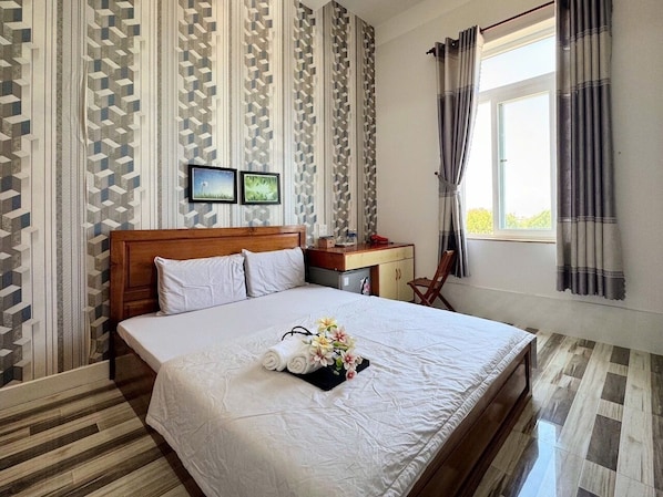 Minibar với thức ăn, đồ uống miễn phí, bàn
