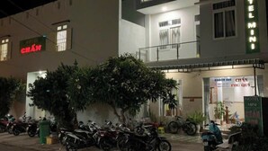 A hotel with a sign reading "CHÂN HOTEL MINI" and "CHÂN PHƯƠNG QUÝ" indicating a location in Phú Quý. - Chan Hotel Phu Quy (Phu Quy)