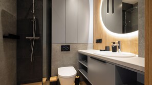 Apartament (211) | Phòng tắm | Buồng tắm vòi sen, khăn tắm 