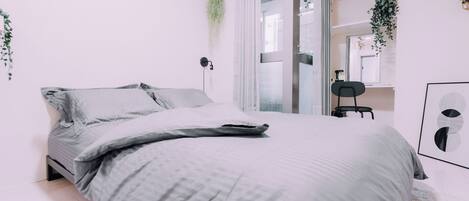 Apartament, 1 dormitori, no fumadors, bany privat | 1 dormitori, escriptori i planxa i posts de planxar