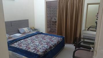 Deluxe Room, Multiple Bedrooms, City View | Free WiFi, bed sheets