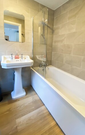 Shower - Newly Refurbished 2-Bed with Patio, Netflix & Wi-Fi (Worksop)