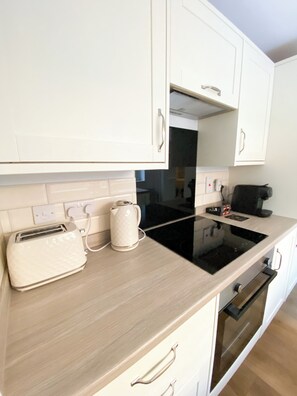 Fridge, microwave, oven, dining tables - Newly Refurbished 2-Bed with Patio, Netflix & Wi-Fi (Worksop)