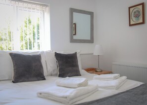 2 bedrooms, iron/ironing board, free WiFi