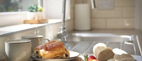 Réfrigérateur, micro-ondes, four, tables à manger