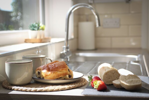 Fridge, microwave, oven, dining tables - Newly Refurbished 2-Bed with Patio, Netflix & Wi-Fi (Worksop)