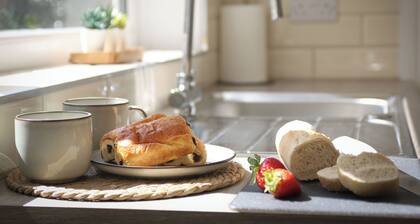 Newly Refurbished 2-Bed with Patio, Netflix & Wi-Fi