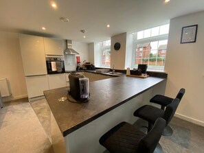 Kühlschrank, Mikrowelle, Ofen, Geschirrspüler