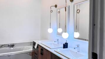 Bruser, hårtørrer, håndklæder, Sæbe