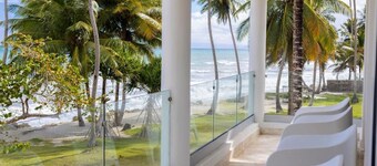 Room in Guest Room - Oceanfront Suite With Kitchenette Stunning Views & Secluded Luxury