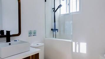 Dormitorio compartido, 2 habitaciones, fumadores, balcón | Baño