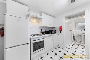 Refrigerador, tostadora, utensilios de cocina y comedor