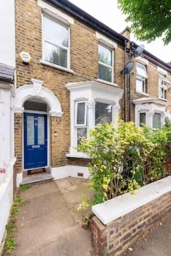 3 Bed House Leytonstone E11 3LL · WiFi | Parking | Sleeps 7