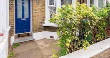 3 Bed House Leytonstone E11 3LL · WiFi | Parking | Sleeps 7
