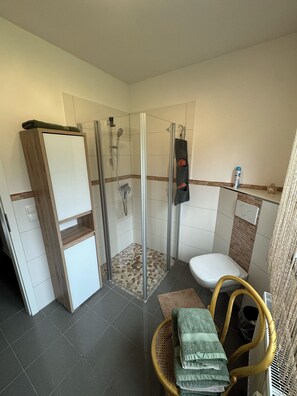 Een douche, een haardroger, handdoeken, zeep
