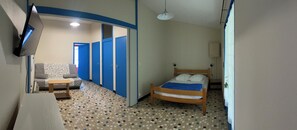 1 slaapkamer, een strijkplank/strijkijzer