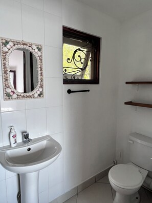 Dusche, Haartrockner, Bidet, Handtücher