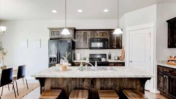 Refrigerador, microondas, horno y parrilla de estufa