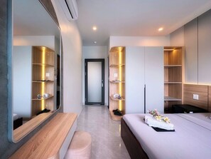 Phòng đôi Deluxe, quang cảnh biển | Bàn, phòng cách âm, bàn ủi/dụng cụ ủi quần áo 