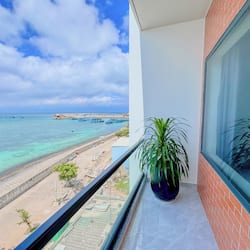 Quadrupla Superior, balcone, vista spiaggia | 1 camera, una scrivania, insonorizzazione, ferro/asse da stiro