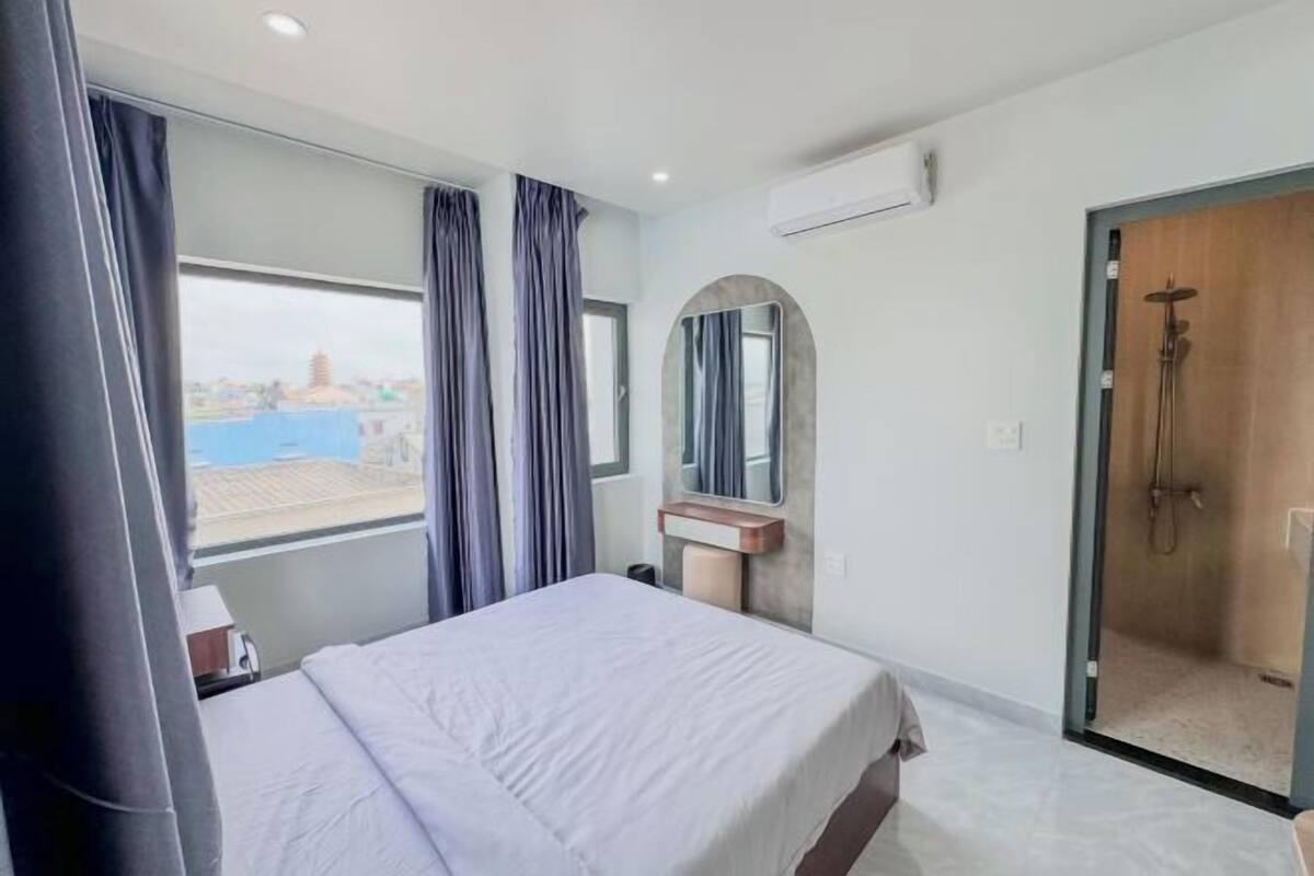 Desk, soundproofing, iron/ironing board, free WiFi