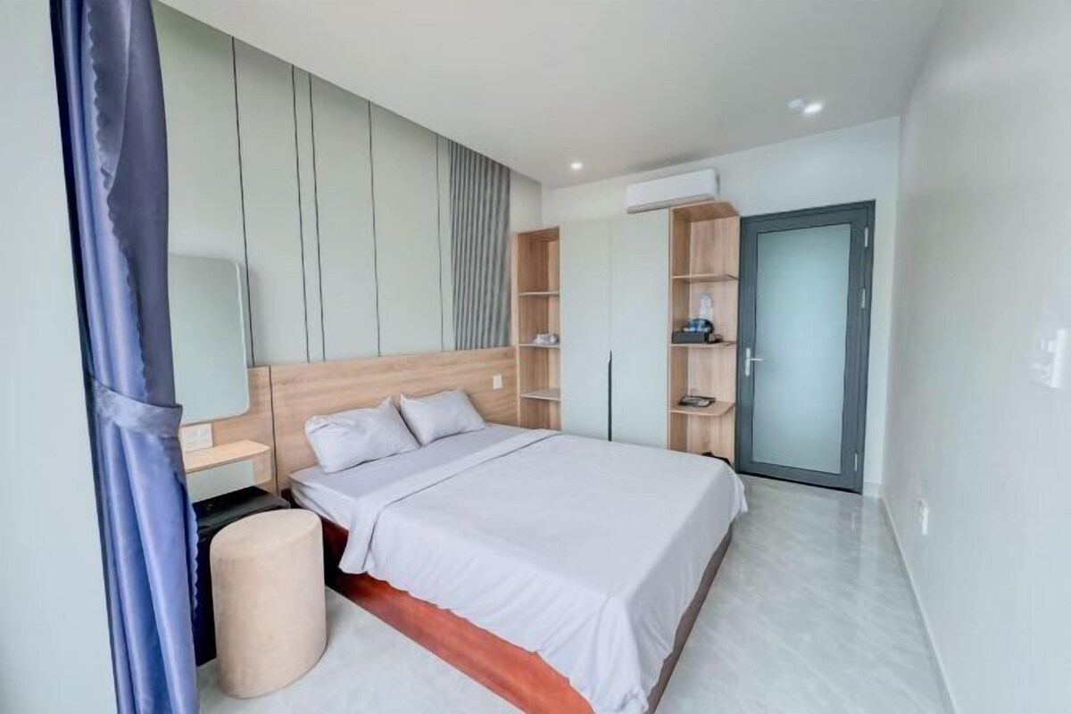 Desk, soundproofing, iron/ironing board, WiFi (free)