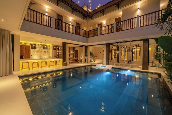 Outdoor pool, pool loungers