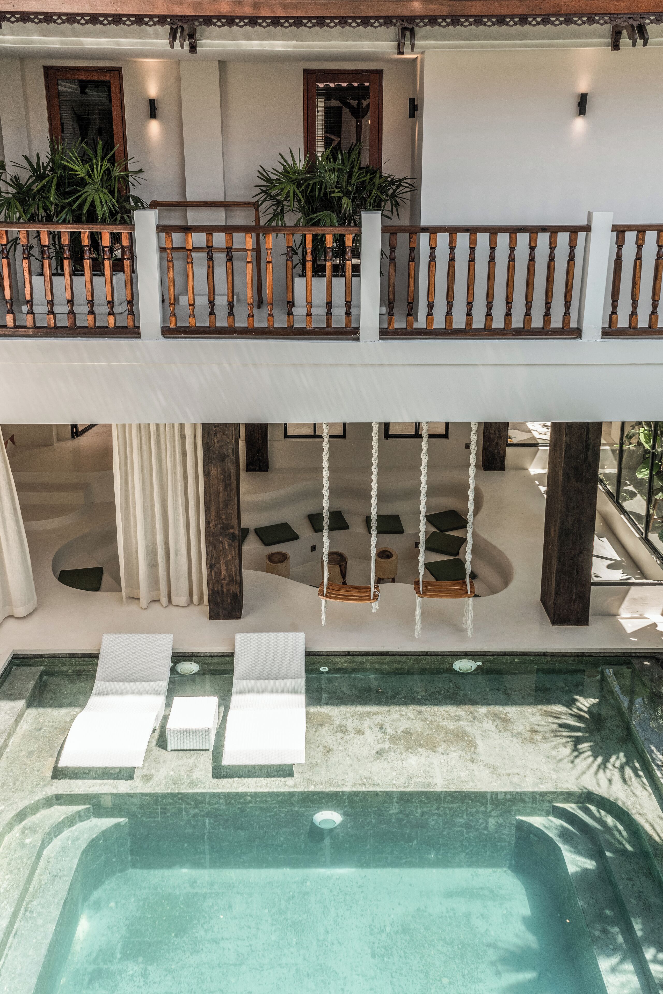 Piscine extérieure, chaises longues