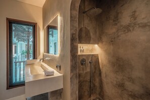 Regadera, amenidades de baño gratuitas, secadora de cabello, toallas 