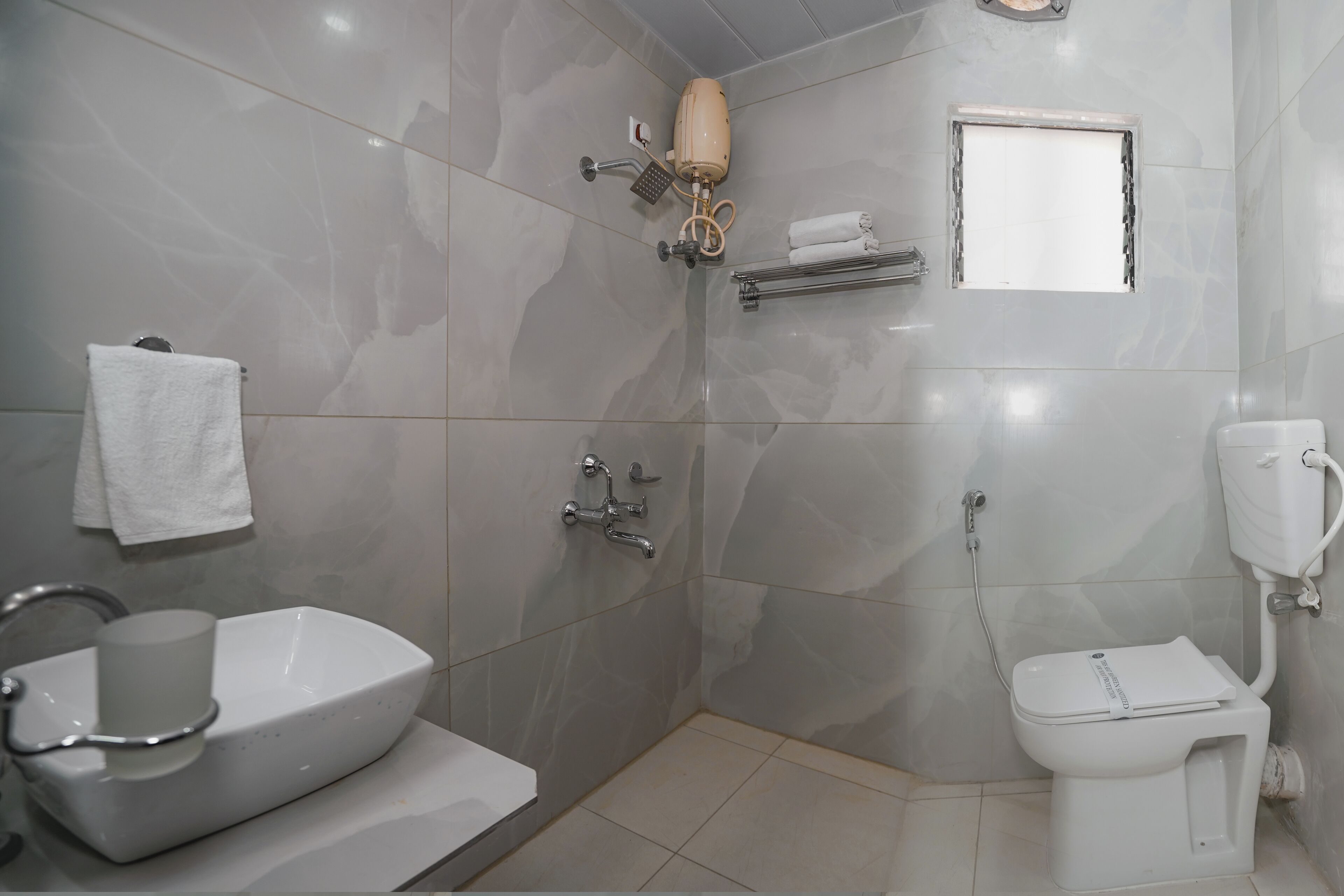 Un baño moderno con bañera, inodoro y ducha.