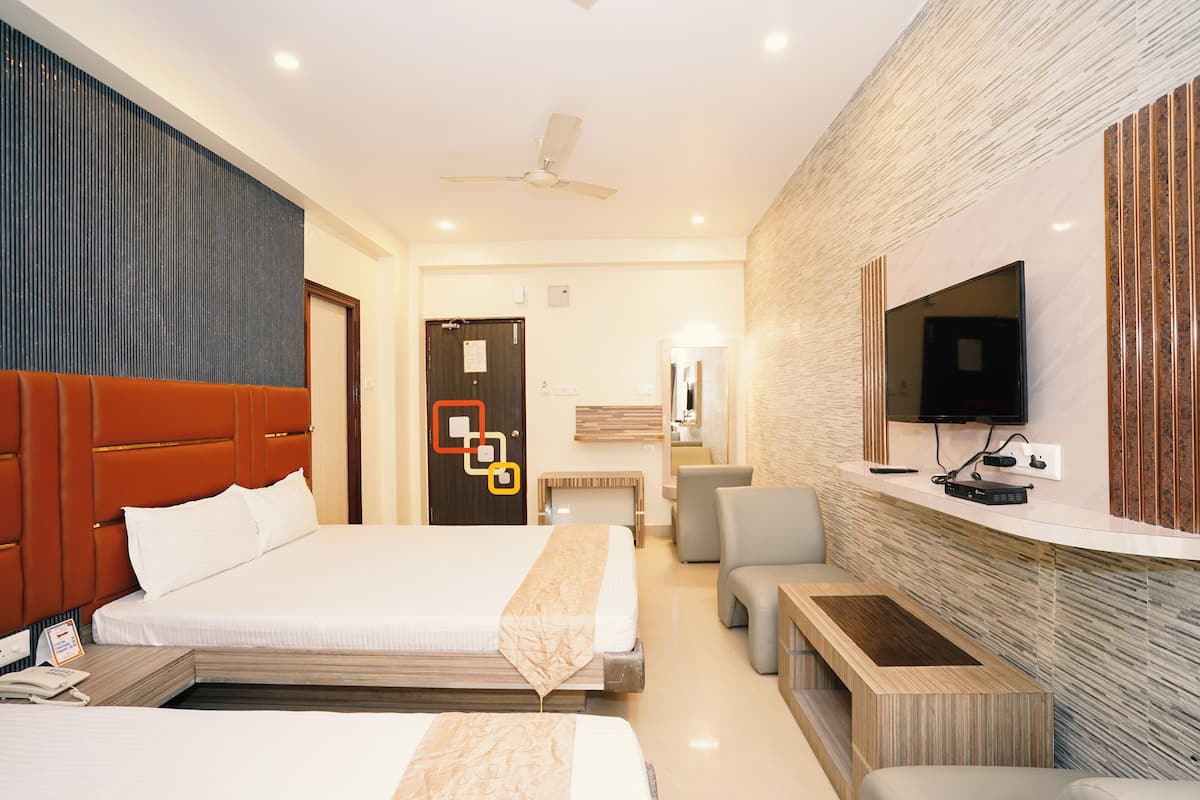 Tremannsrom – deluxe | Skrivebord, skrivebord for bærbar PC og blendingsgardiner