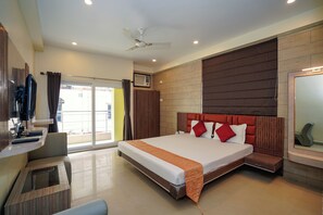 Super Deluxe Room | Desk, laptop workspace, blackout drapes, free WiFi - HOTEL JP (Kanthi)