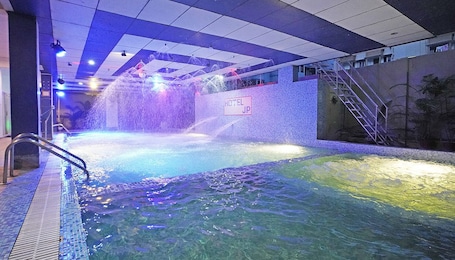 Una piscina techada. HOTEL JP
