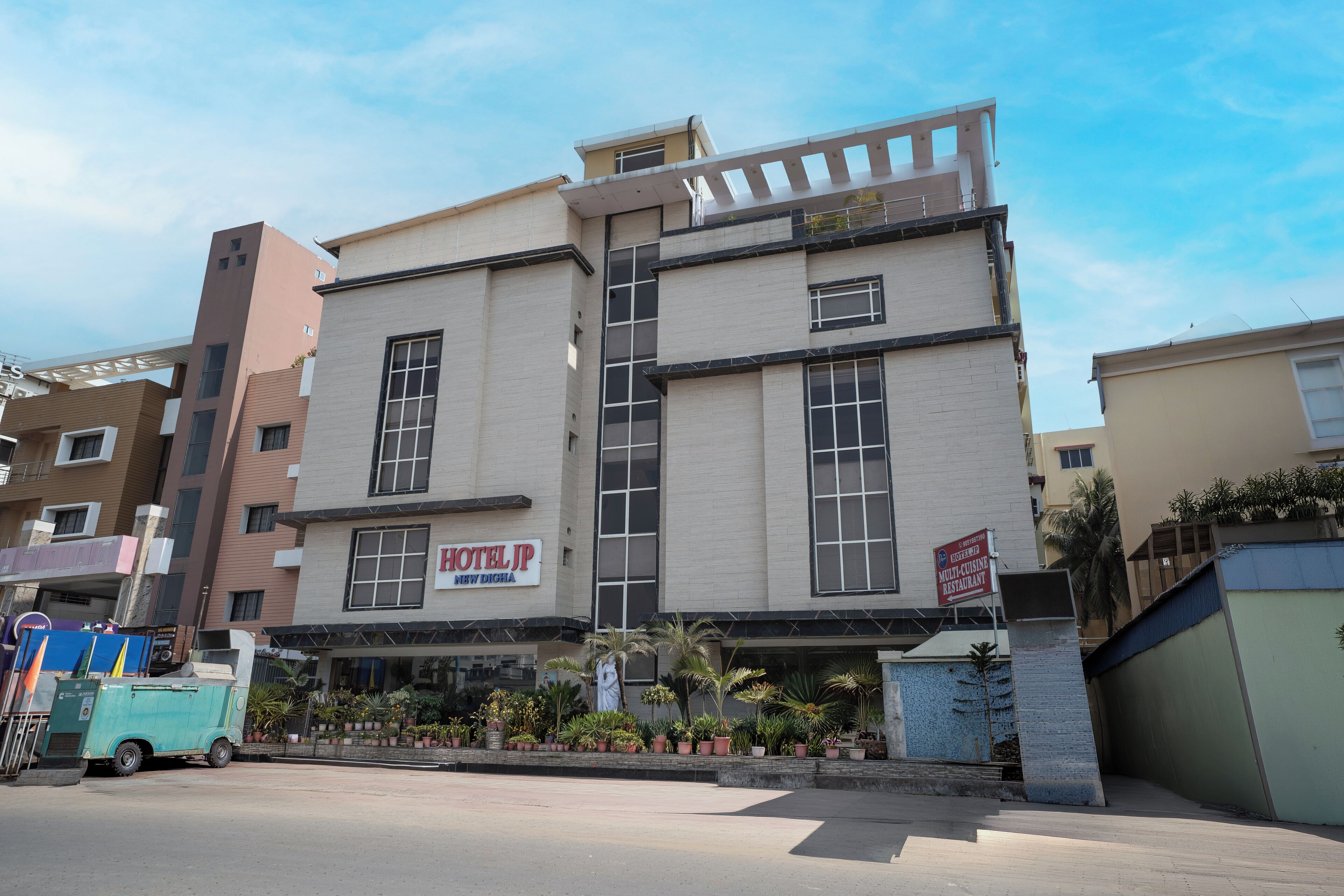 A multi-story hotel with a sign reading 'HOTEL JP NEW EGGIA.'