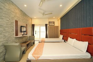 Deluxe Triple Room - HOTEL JP (Kanthi)
