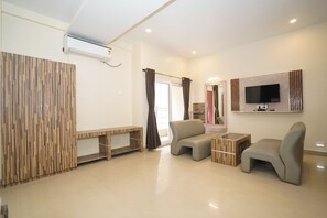 Deluxe Quadruple Room | Desk, laptop workspace, blackout drapes, free WiFi - HOTEL JP (Kanthi)